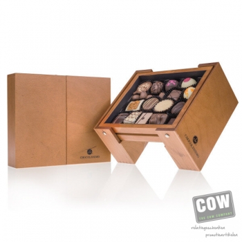 Afbeelding van relatiegeschenk:ChocoBar - Pralines Pralines in een houten kistje