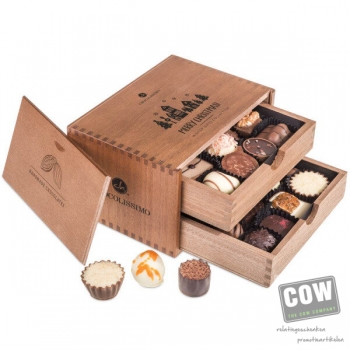 Afbeelding van relatiegeschenk:Merry Chocolaterie - Pralines Pralines in een houten kistje
